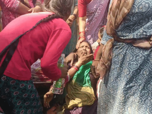 हादसे की खबर सुनते ही मां बार-बार बेसुध हो रही है।