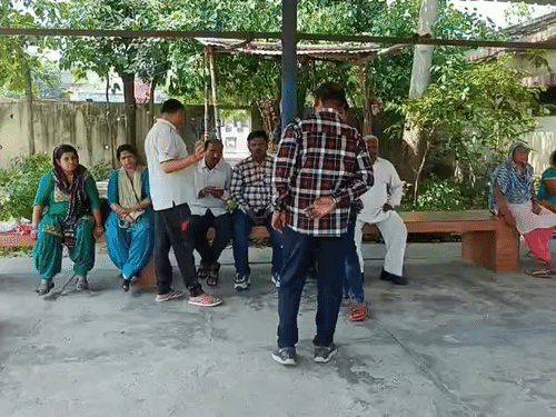 रुद्रपुर में पोस्टमॉर्टम हाउस के बाहर परिजन बॉडी का इंतजार करते हुए।