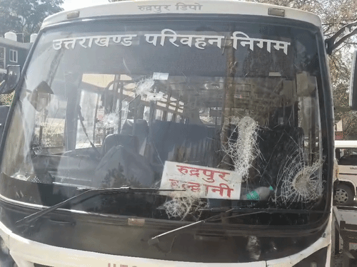 हादसे के बाद परिजनों ने रोडवेज बस में पत्थराव कर दिया।