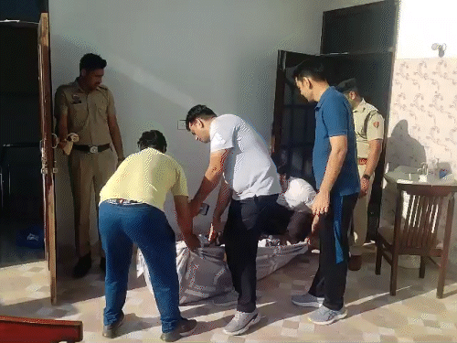 सुसाइड के बाद तीनों शवों को परिवार के सुपुर्द कर दियाग गया।