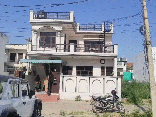 जतिंद्र की फैमिली वेल सेटेल्ड फैमिली में से है। जतिंद्र खुद रेलवे मेल सर्विस में काम करता था। उसके पिता महेंद्र सिंह पंजाब पुलिस से ASI रिटायर्ड थे। महेंद्र सिंह की करीब 6 महीने पहले ही मौत हो चुकी है। छोटा भाई प्रतीक अपनी पत्नी और बच्चों के साथ कनाडा में रहता है।