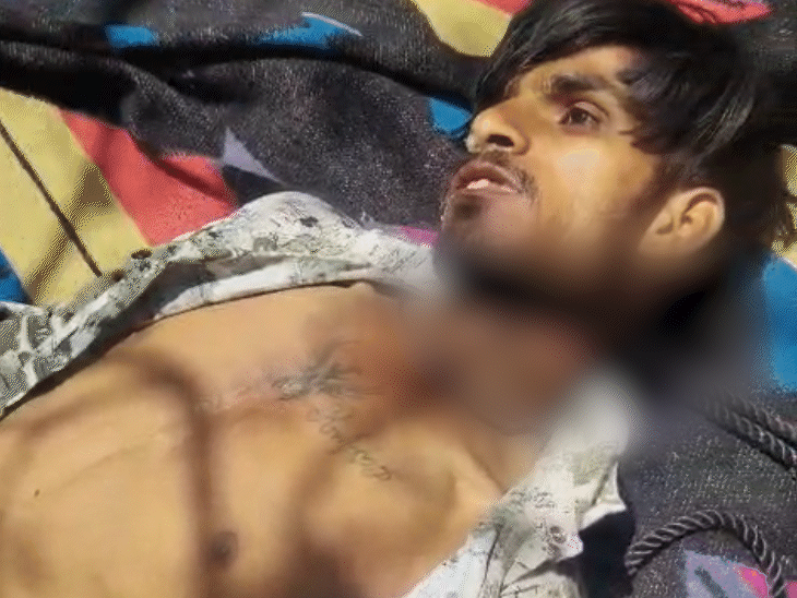 राकेश के सीने पर ‘R’ और ‘D’ का टैटू भी मिला है।