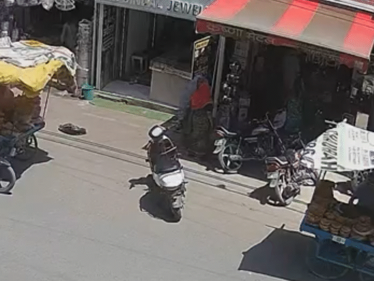 दुकान से पाउच उठाकर ले जाती हुई महिलाएं।