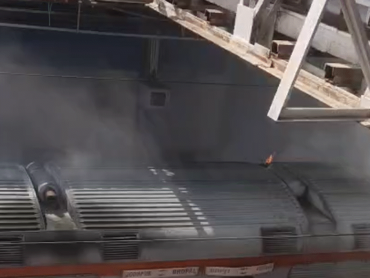 प्लेटफॉर्म 6 पर खड़ी भोपाल जोधुपर एक्सप्रेस।