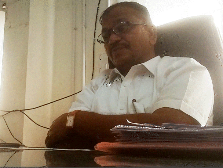 पीएस भिलाला अपने दफ्तर में बैठकर डील फिक्स करते हुए।