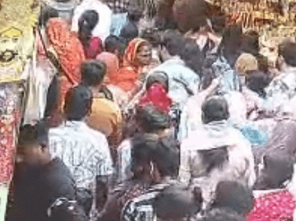 यदि इनके टारगेट के पास कोई चल रहा हो तो गैंग की महिलाएं उनका रास्ता भी रोक लेती है।