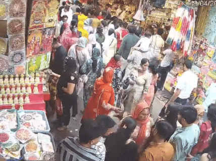 गिरोह की महिलाएं बीच में रूकती है। इसके बाद अपने टारगेट को ढूंढती है।