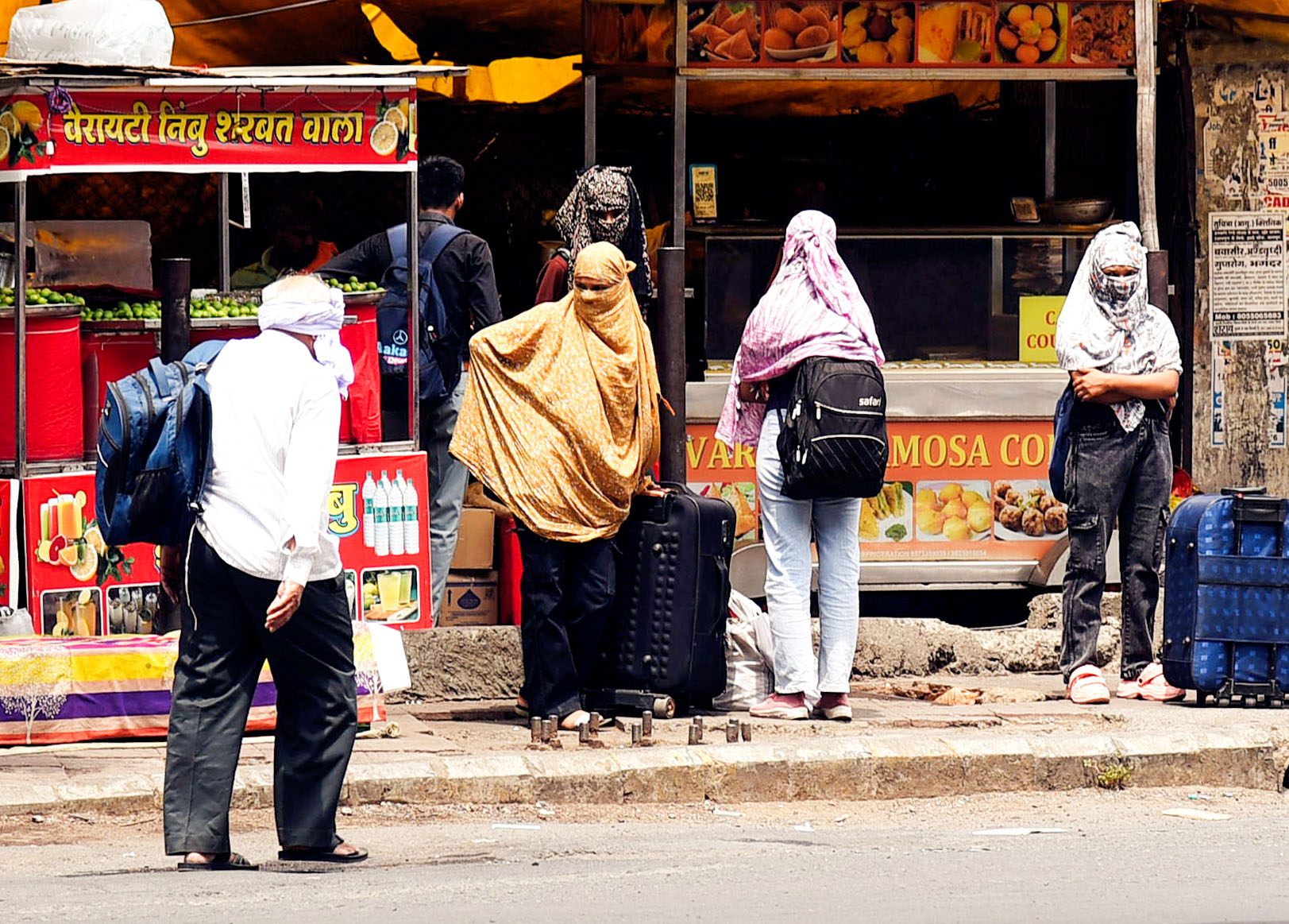 महाराष्ट्र के नागपुर में गर्मी से बचने के लिए लोग फेस कवर करके निकल रहे।