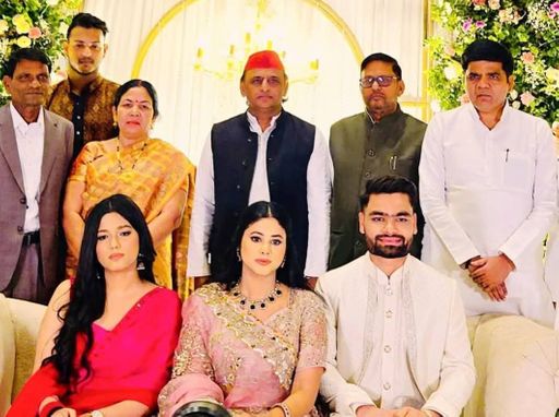 यह तस्वीर 6 अगस्त 2025 की है। इस दिन रिंकू सिंह और प्रिया सरोज की सगाई हुई थी। रिंकू के माता-पिता के साथ सपा चीफ अखिलेश यादव भी मौजूद थे।