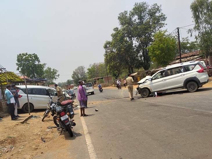 नेशनल हाईवे पर टकराई दो अर्टिगा कारें