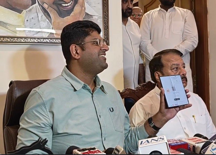 दुष्यंत चौटाला ने अपना फोन दिखाते हुए कहा कि DGP ने मेरा नंबर ब्लॉक कर दिया।