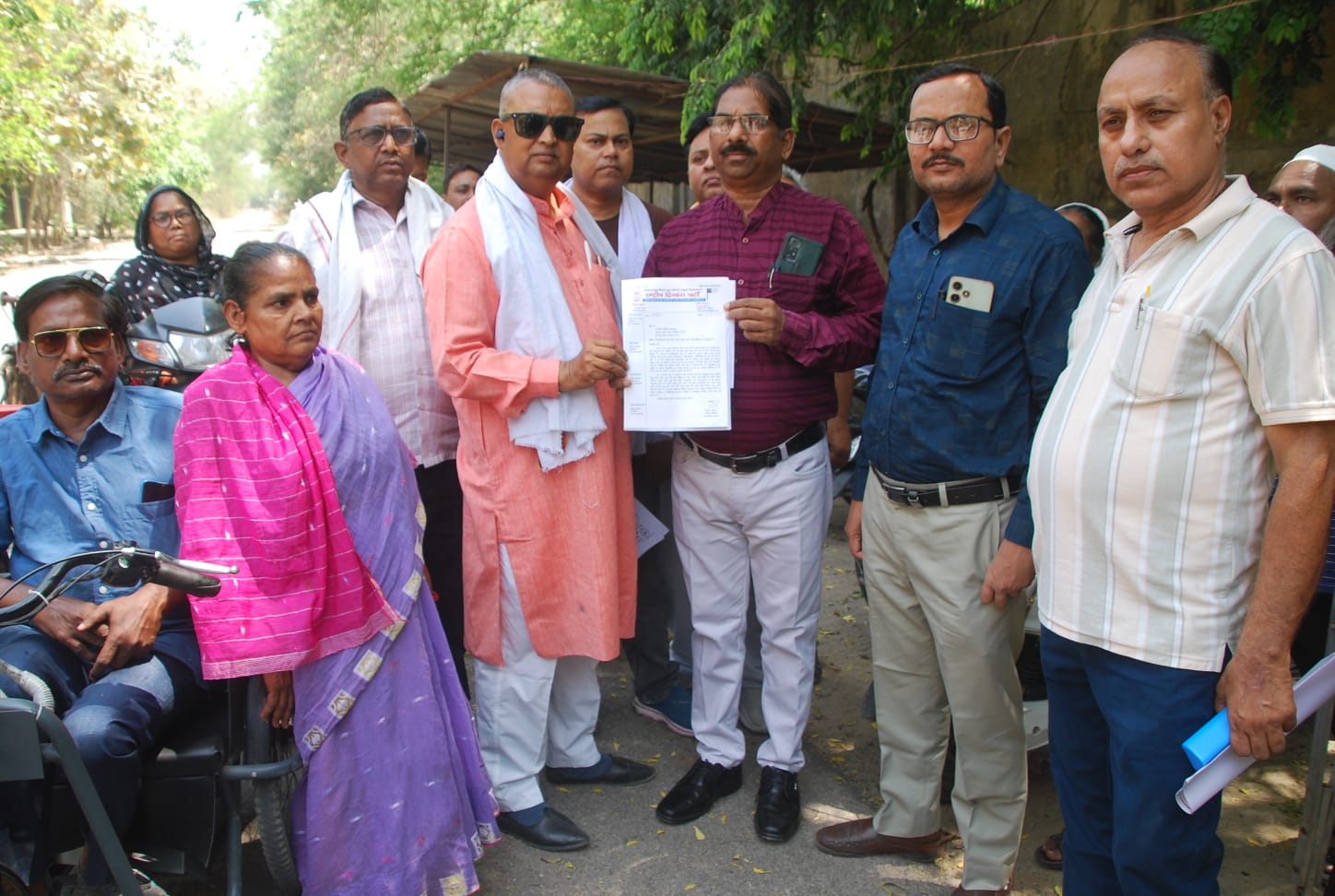 ज्ञापन देते हुए दिव्यांगजन।