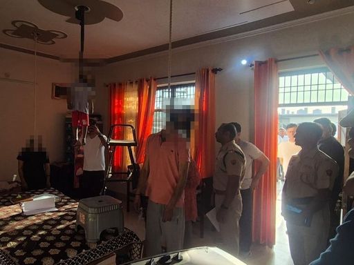 कमरे में लटके दंपती और बेटी के शव।