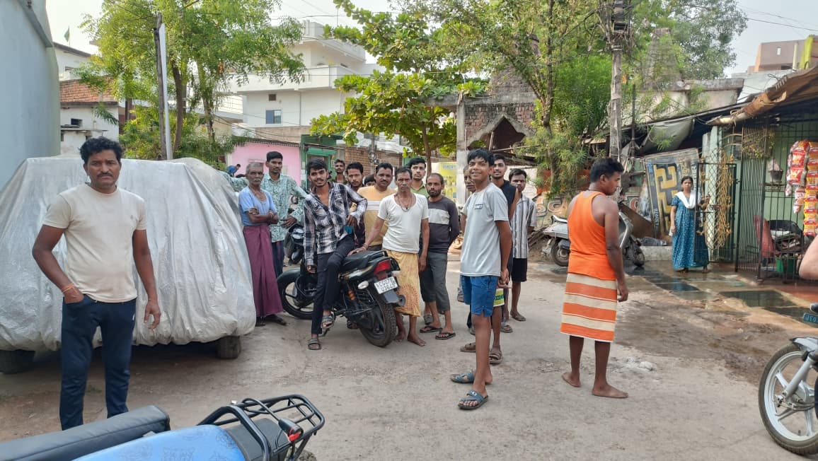 वारदात के बाद मोहल्ले में लगी भीड़।