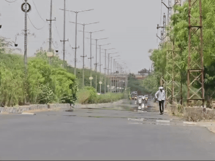 डालटनगंज का तापमान 44 डिग्री सेल्सियस तक पहुंच गया, जो सामान्य से 4.7 डिग्री अधिक है। सड़कों पर अभी से ही मृगमरीचिका नजर आने लगी है।