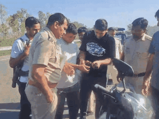 स्कूटी के पास मिली रिवॉल्वर को चेक करते पुलिसकर्मी। (फोटो 15 अप्रैल की है)