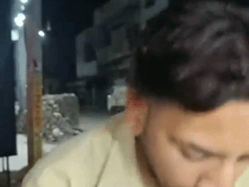 जानकारी देता स्थानीय निवासी।