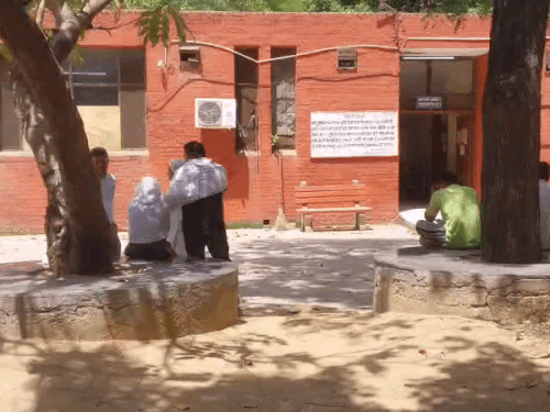 रोहतक PGI में डेड हाउस के बाहर बैठे प्रवेश के परिवार के लोग।