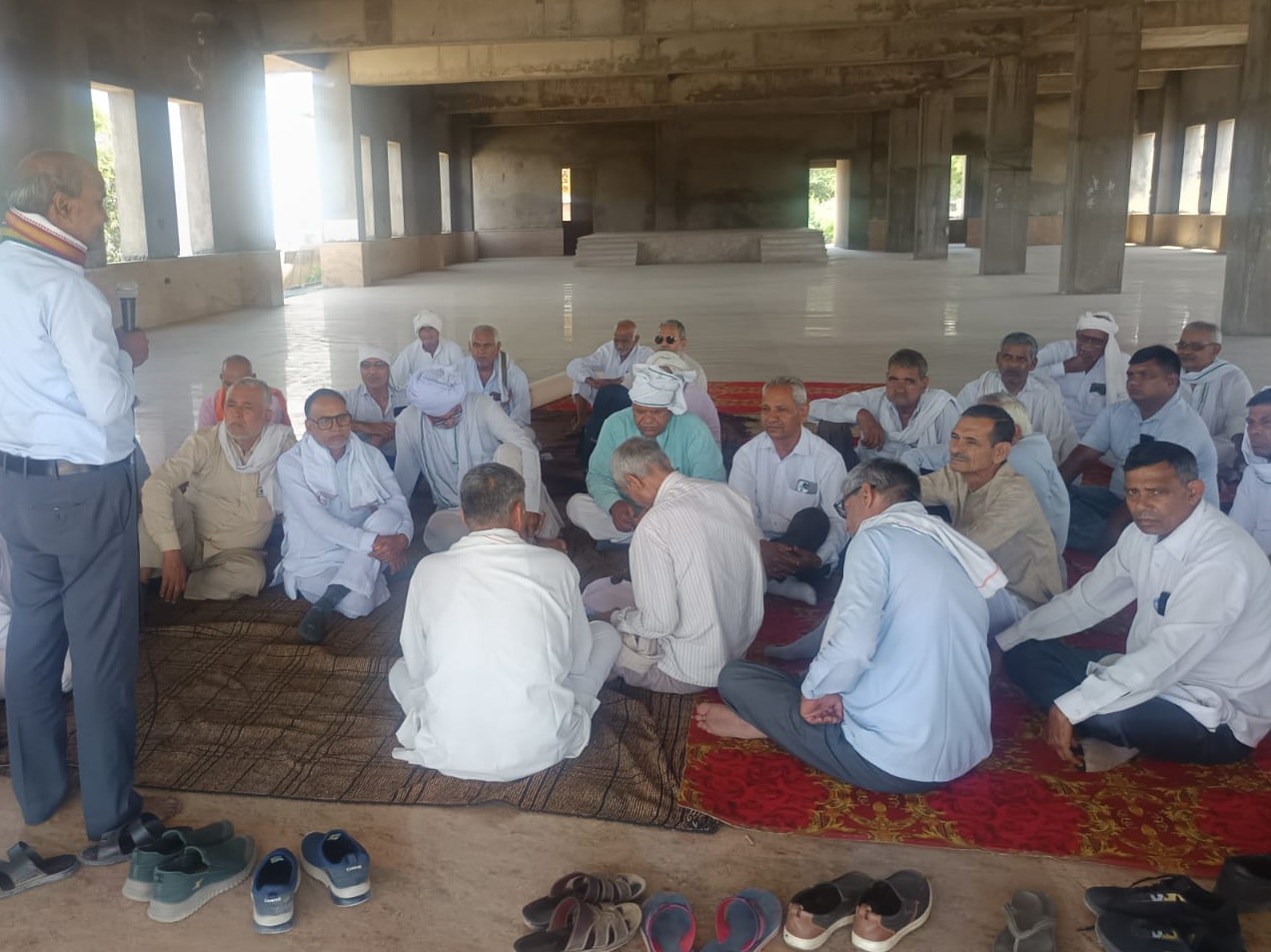 गुर्जर भवन में बैठे सेवानिवृत कर्मचारी।