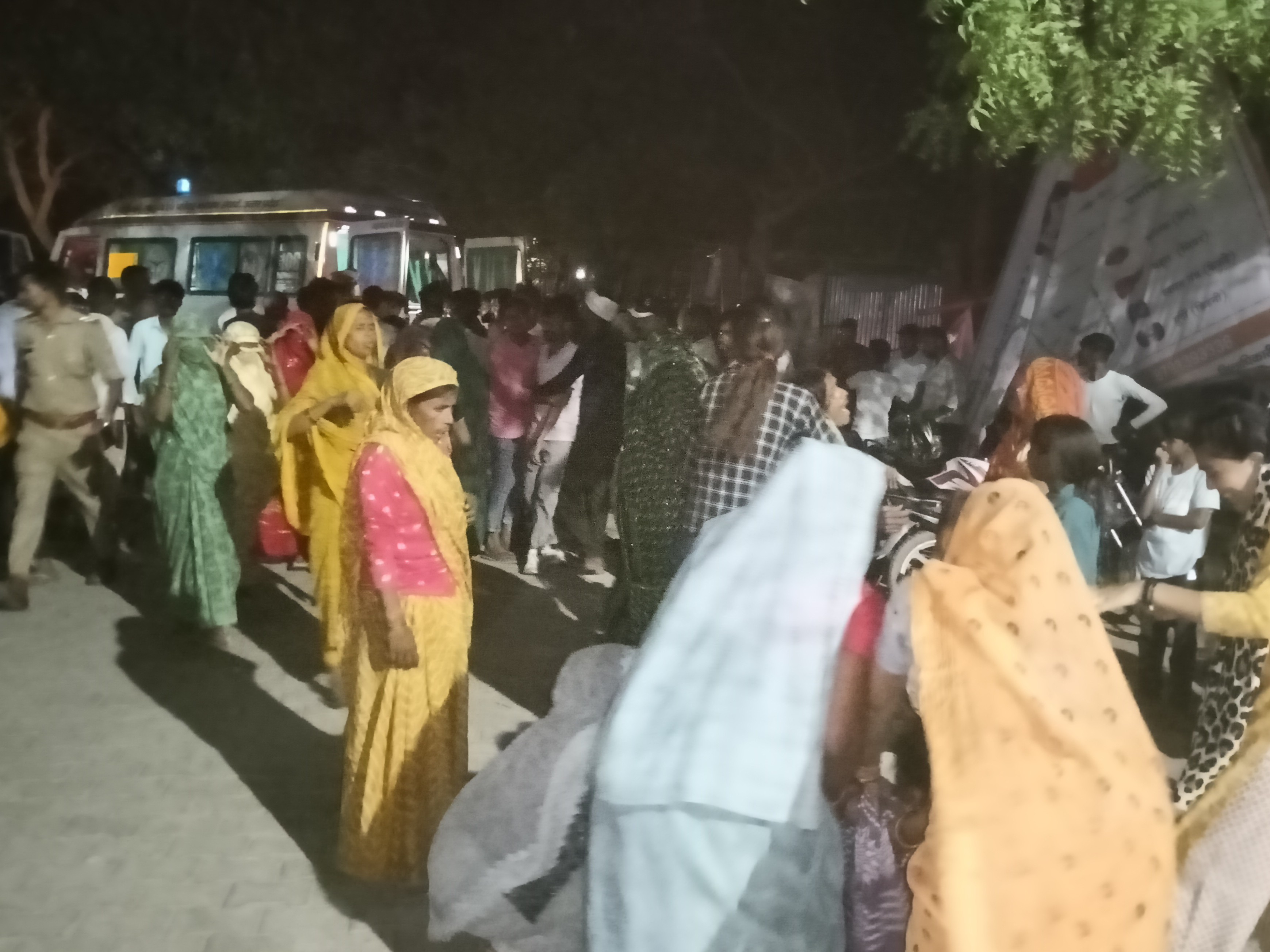 घटनास्थल पर भीड़। - Dainik Bhaskar