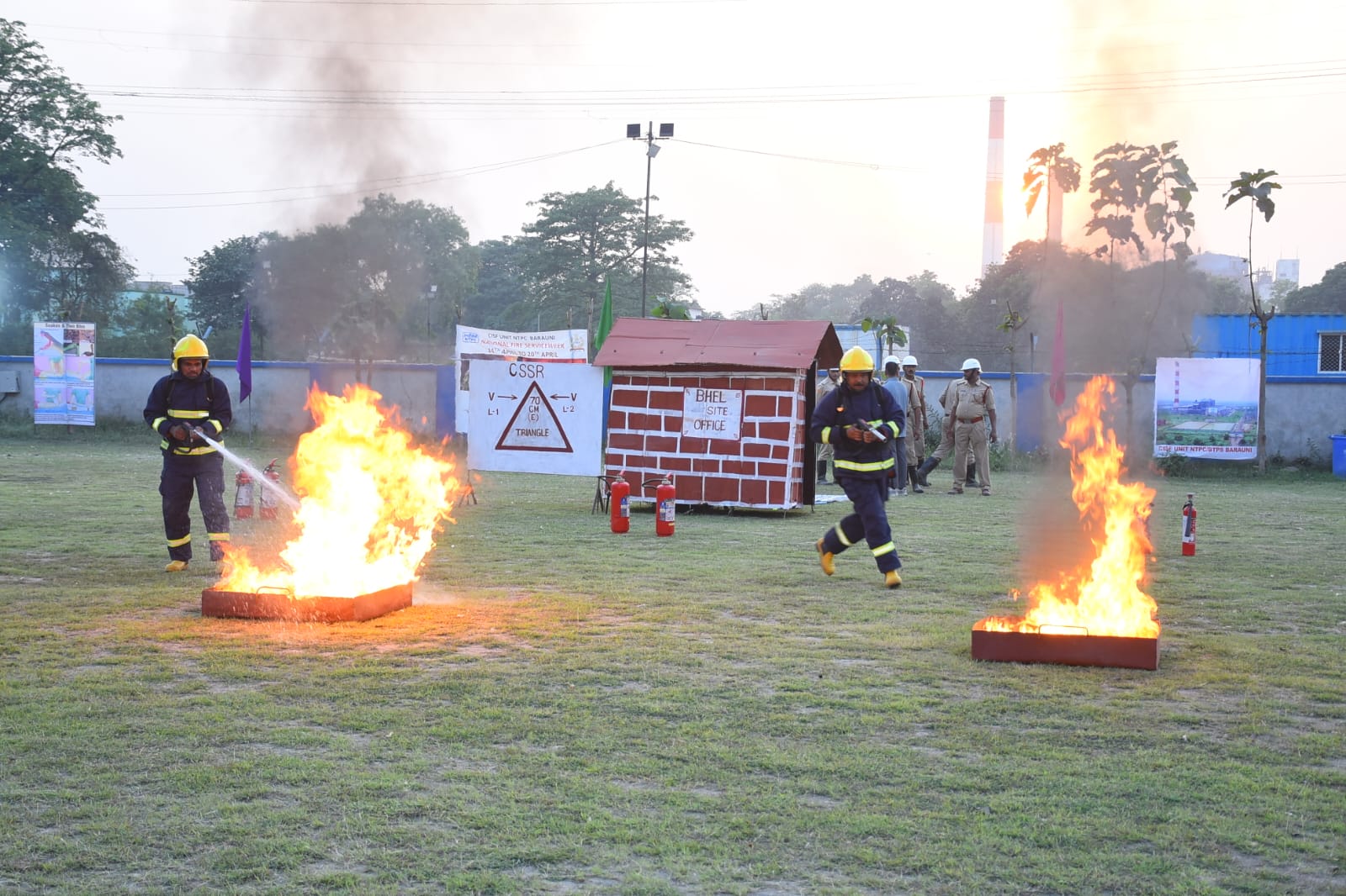 मॉक ड्रील के दौरान फायर ब्रिगेड कर्मी।