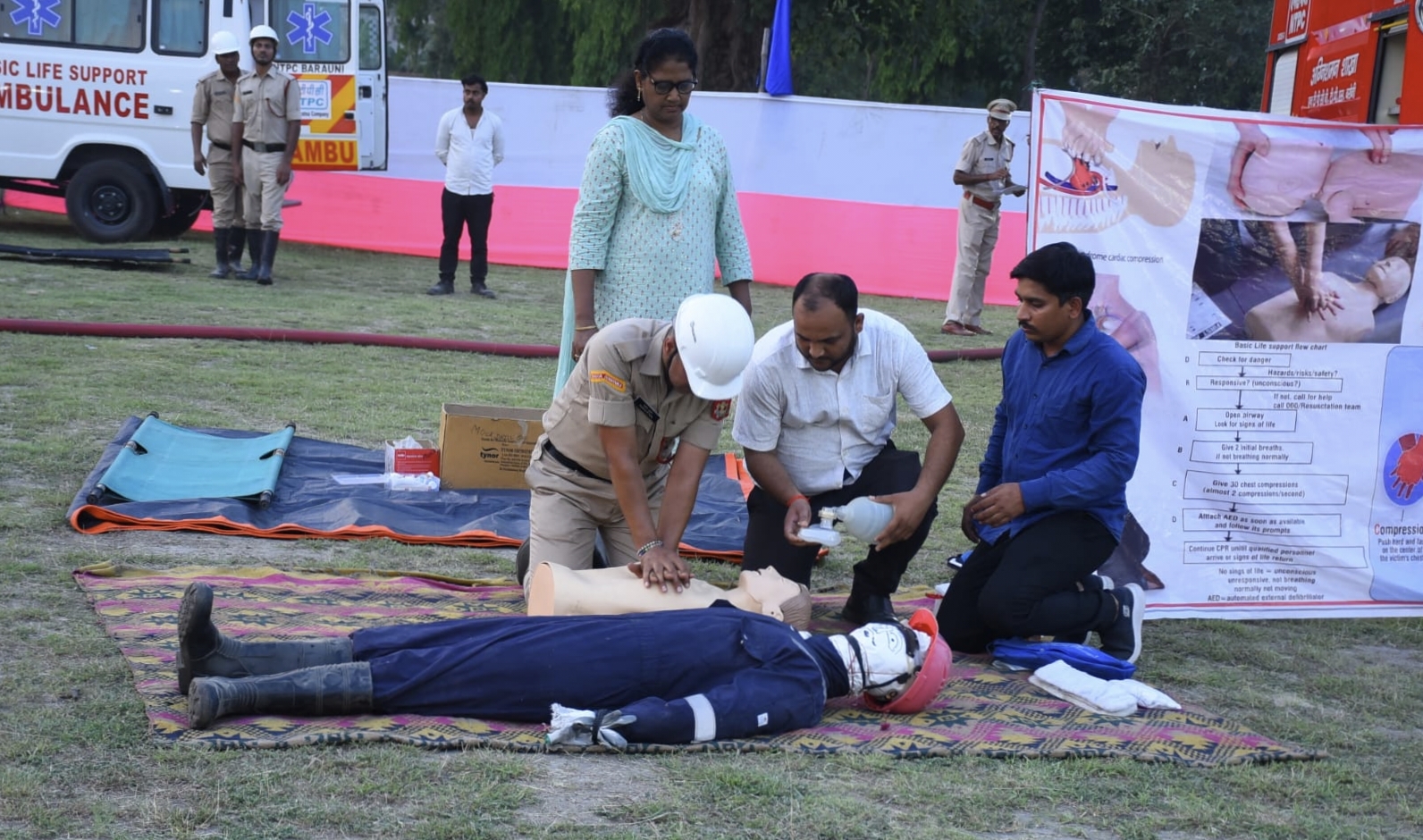 मॉक ड्रील के दौरान राहत एवं बचाव कार्य में शामिल फायर ब्रिगेड कर्मी।