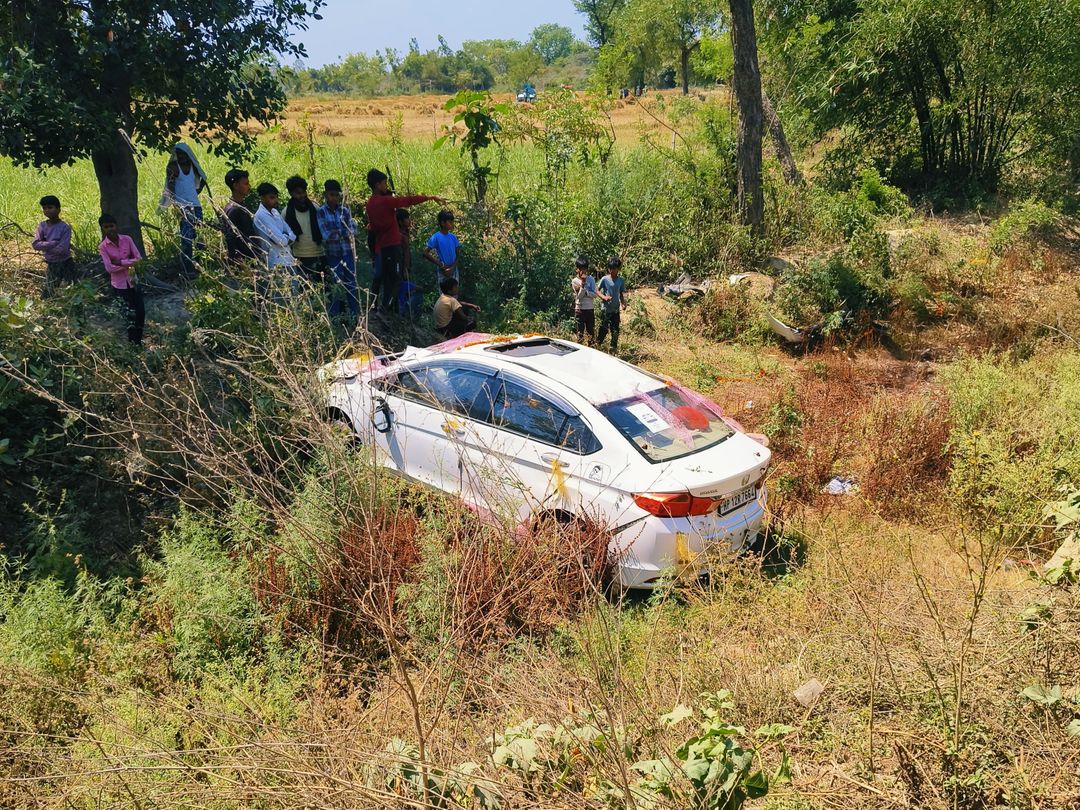 Sitapur Accident: Newlywed Couple Injured in Car Crash | Overturn