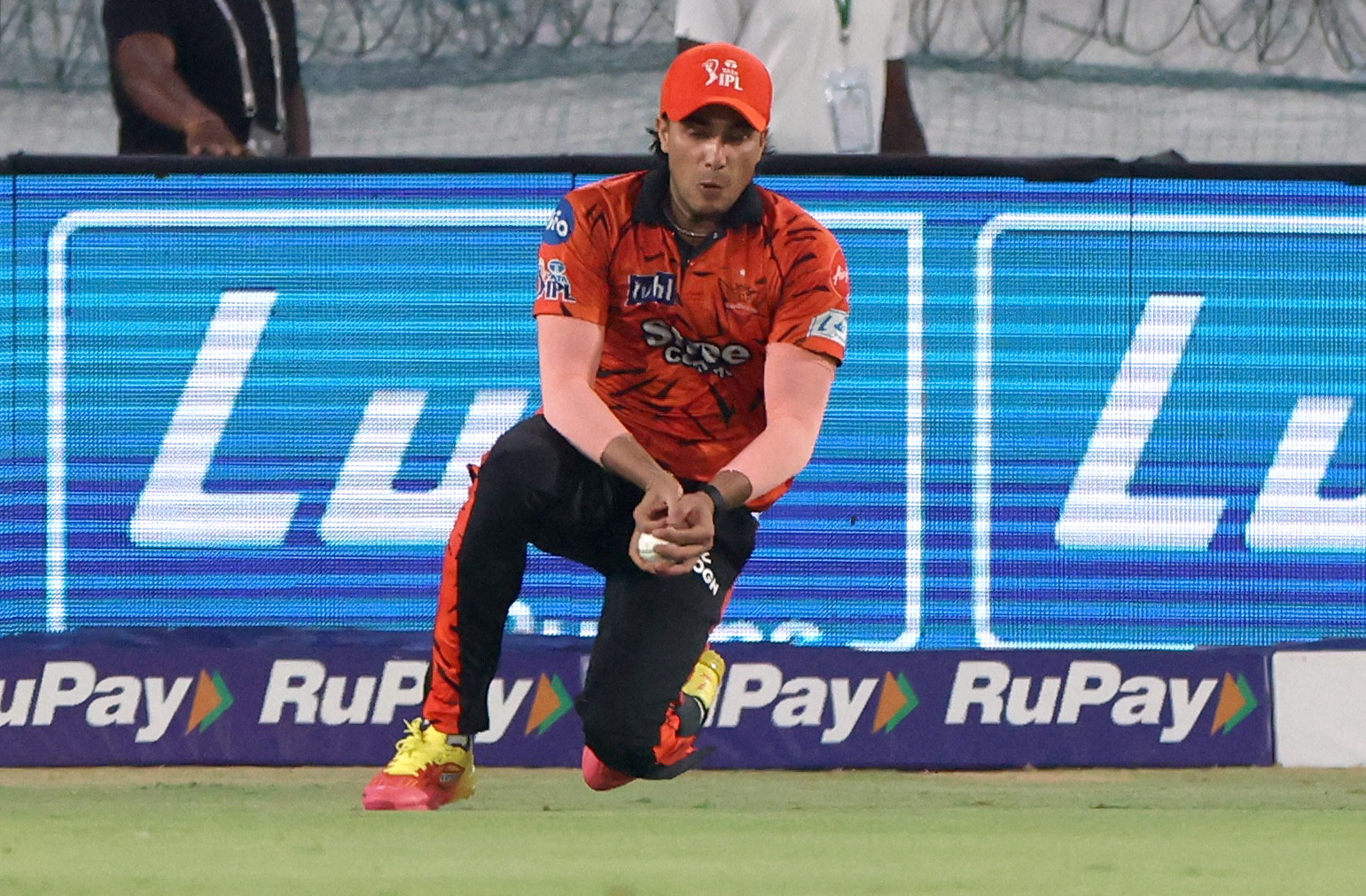 अभिषेक ने नीतीश राणा का कैच 57 रन पर पकड़ा।