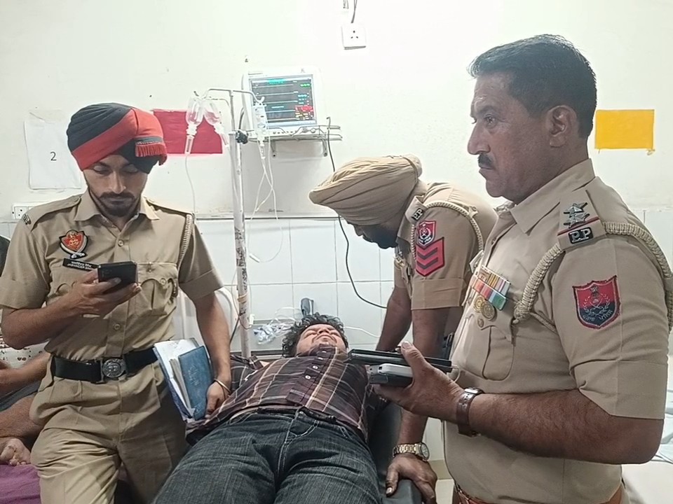 घायल आरोपी को पुलिस ने अस्पताल में कराया भर्ती ।