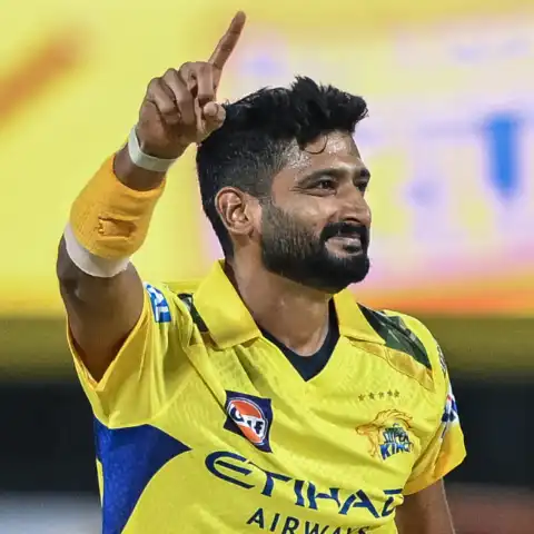 खलील इस IPL सीजन खेले 5 मैचों में 2 ही विकेट ले पाए थे।