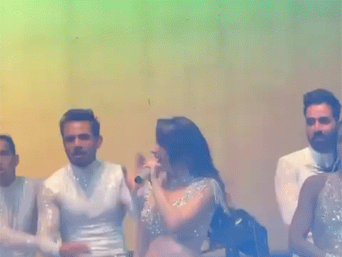 नोरा ने अपने कई गानों पर ठुमके लगाकर लोगों का दिल जीता।