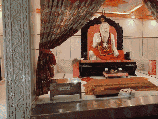 संन्यास लेने के बाद हर्षानंद गिरि ने गुरु के दर्शन किए।