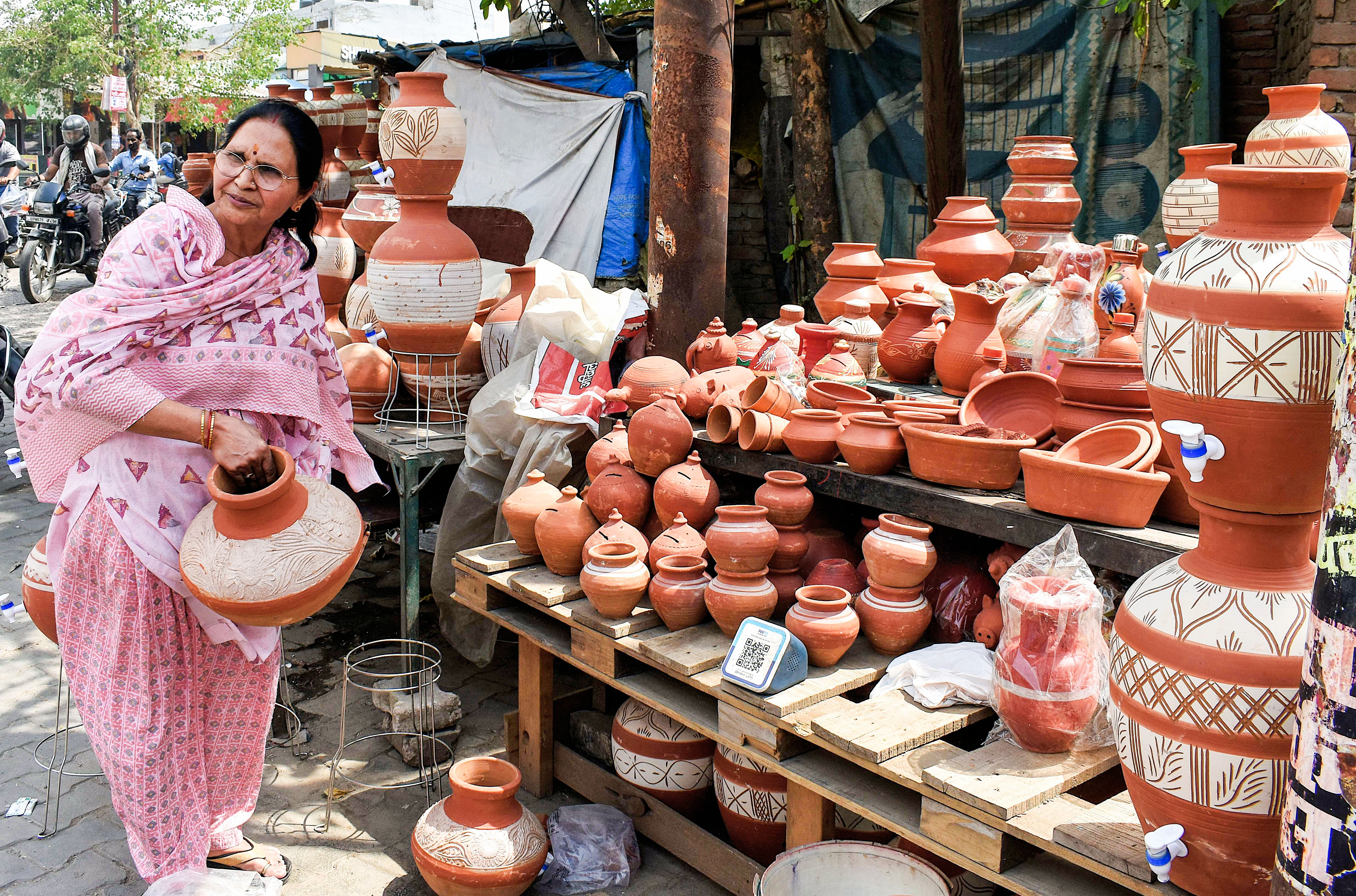 गाजियाबाद में बढ़ती गर्मी के बीच लोग ठंडा पानी रखने के लिए घड़े खरीदते नजर आए।
