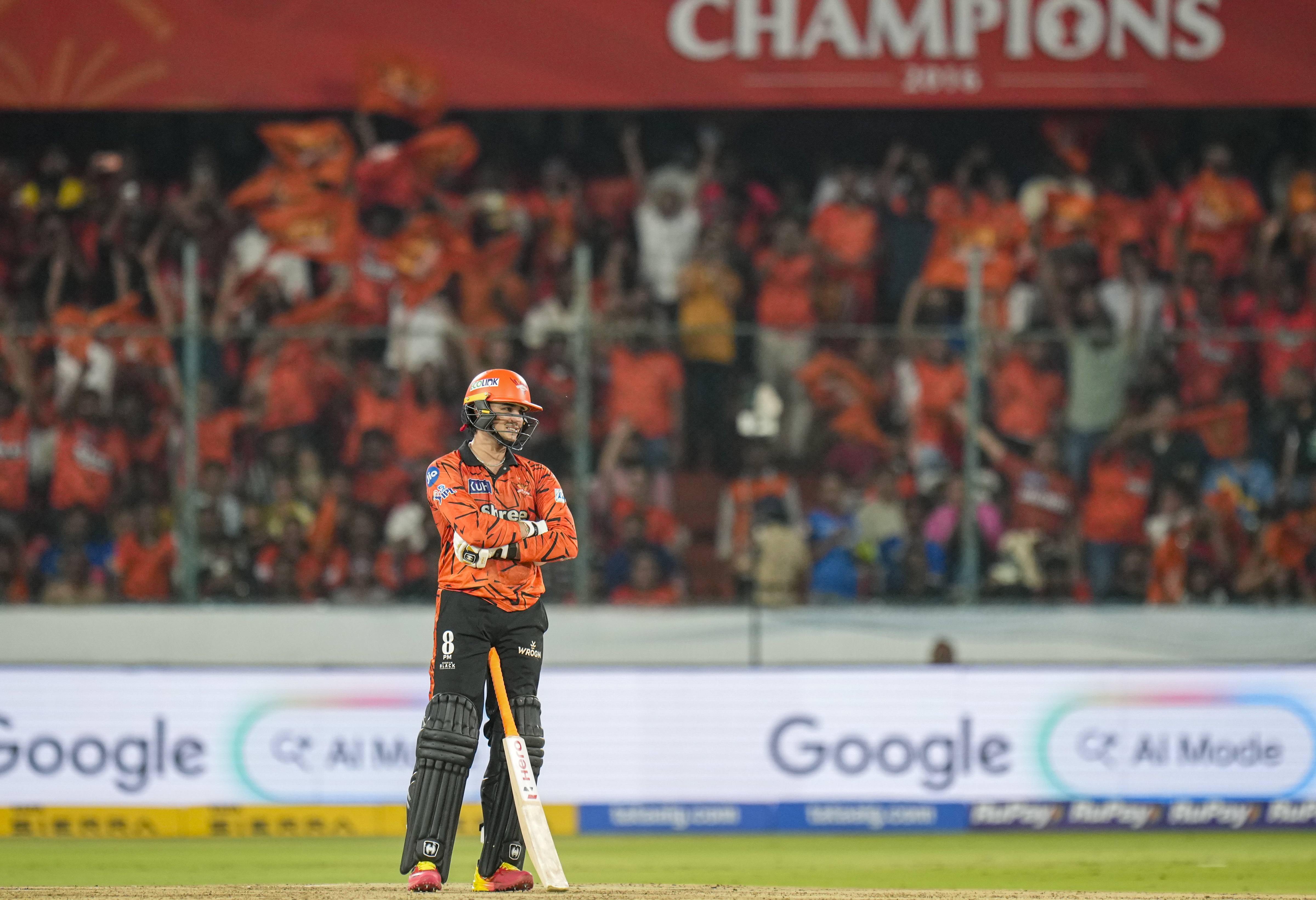 अभिषेक ने शतक लगाने के बाद कुछ ऐसे सेलिब्रेट किया।