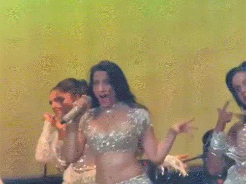 नोरा का डांस देखने के लिए बड़ी संख्या में लोग पहुंचे थे।