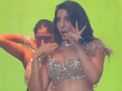 नोरा ने साकी साकी, ओह मामा तेतेमा जैसे गानों पर अपने डांस मूव्स दिखाए।