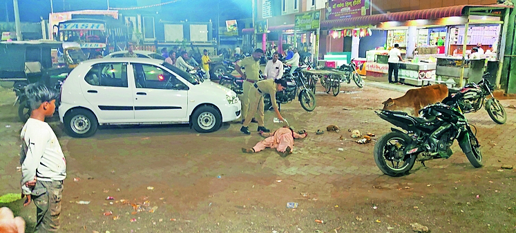 Drunk woman creates ruckus at bus stand