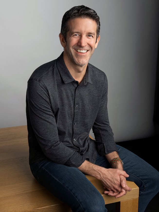 जॉन टर्नस वर्तमान में हार्डवेयर इंजीनियरिंग के सीनियर वाइस प्रेसिडेंट हैं। वे 2001 में एपल की प्रोडक्ट डिजाइन टीम में शामिल हुए थे।