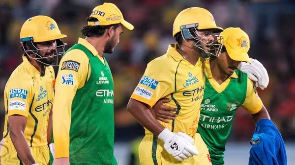 SRH के खिलाफ आउट होने के बाद आयुष को कंधे के सहारे बाहर ले जाया गया था।