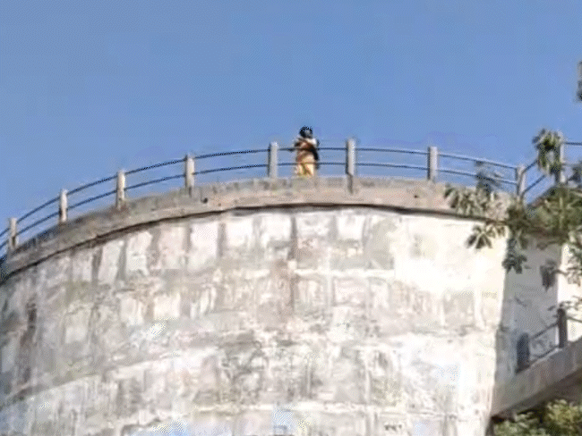 कलेक्ट कार्यालय परिसर पर स्थित पानी की टंकी पर चढ़ी महिला भूरी खान। - Dainik Bhaskar