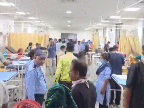 लोगों को तुरंत नजदीकी सरकारी और प्राइवेट अस्पतालों में भर्ती कराया गया।