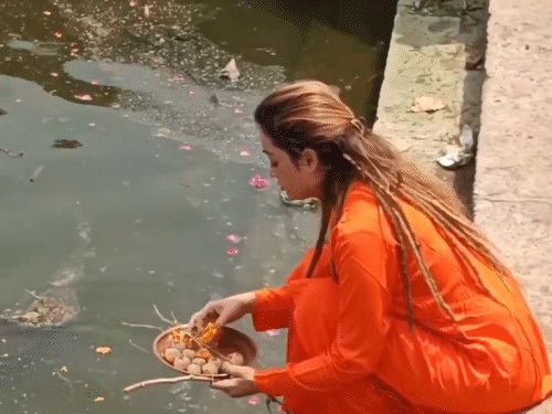 संन्यास के बाद हर्षा रिछारिया अब स्वामी हर्षानंद गिरि कहलाएंगी।