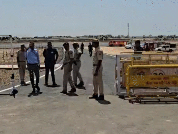 रिफाइनरी के चार नंबर गेट पर सुरक्षा बढ़ा दी गई है। यहां पर पुलिस के अधिकारी और जवान तैनात हैं।