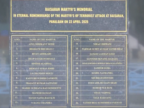 बैसरन घाटी में बना मेमोरियल। इस पर उन लोगों के नाम हैं, जिन्हें आतंकियों ने गोलियों से भून दिया था।
