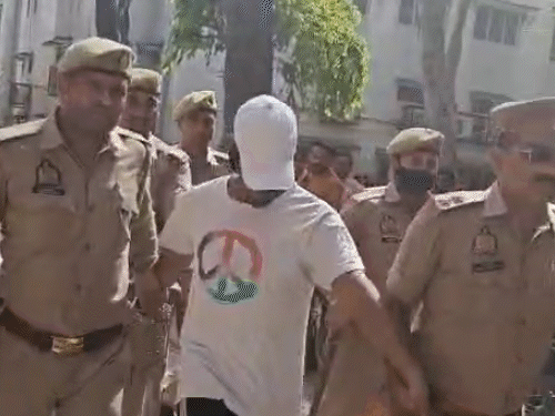 साहिल से कोर्ट में करीब 20 मिनट तक सवाल-जवाब हुए। उसके बाद वह भी सिर झुकाकर पुलिसवालों के साथ जेल चला गया।