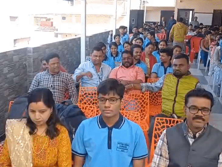 माता-पिता के साथ शुभम कुमार(फाइल तस्वीर)