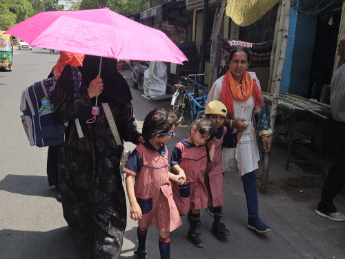 ये तस्वीरें लखनऊ की है। यहां मंगलवार दोपहर में पारा 40 डिग्री पार कर गया। धूप की तपिश से बचने के लिए लोगों को छाता लगाना पड़ा।