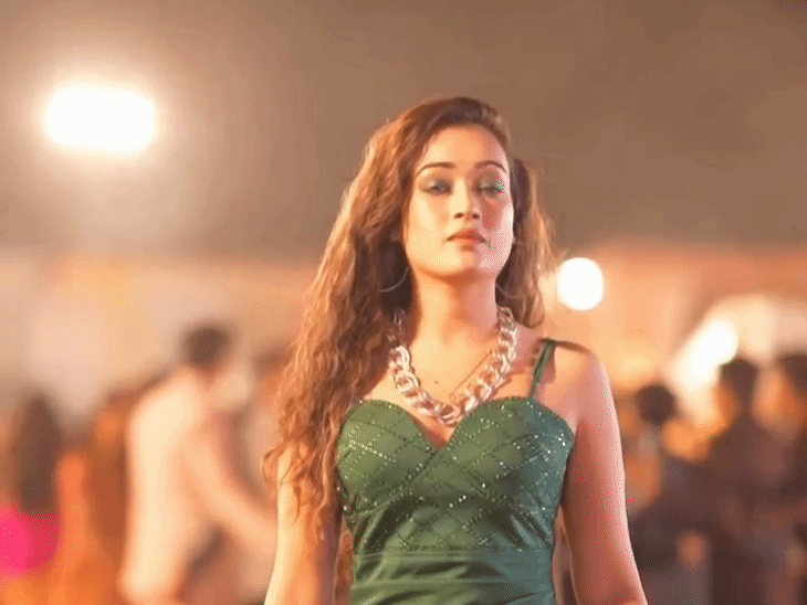 हर्षा पहले मॉडलिंग भी कर चुकी हैं। ये उनके संन्यास से पूर्व की तस्वीर है।