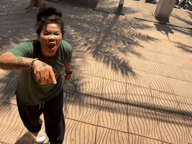 ट्रैवल व्लॉगर सूमो ने जो वीडियो पोस्ट किया है, उसमें महिला स्टाफ उससे बदतमीजी करती नजर आ रही है।