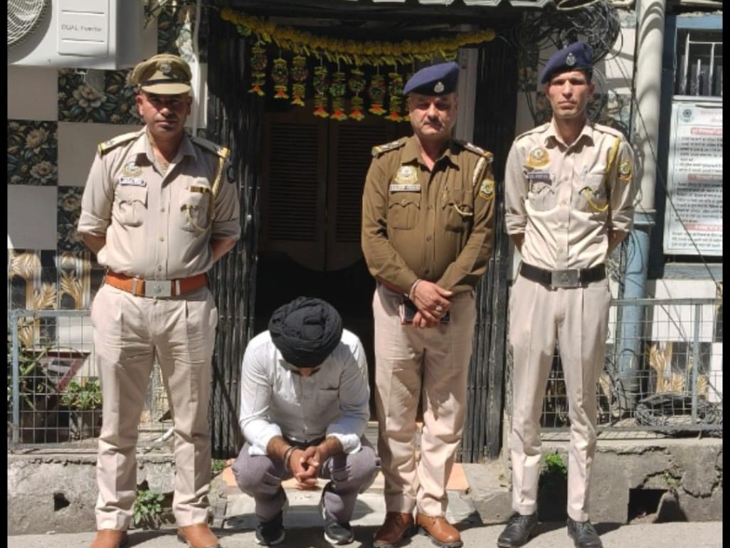 पुलिस द्वारा गिरफ्तार किया गया नशा तस्कर। - Dainik Bhaskar